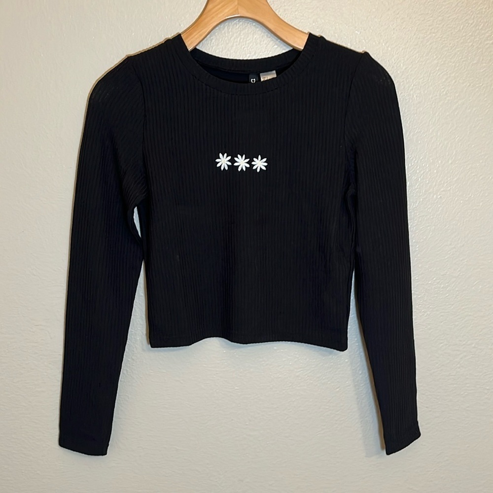 NWT H&M Divided Black Daisy Cropped Long Sleeve Shirt
